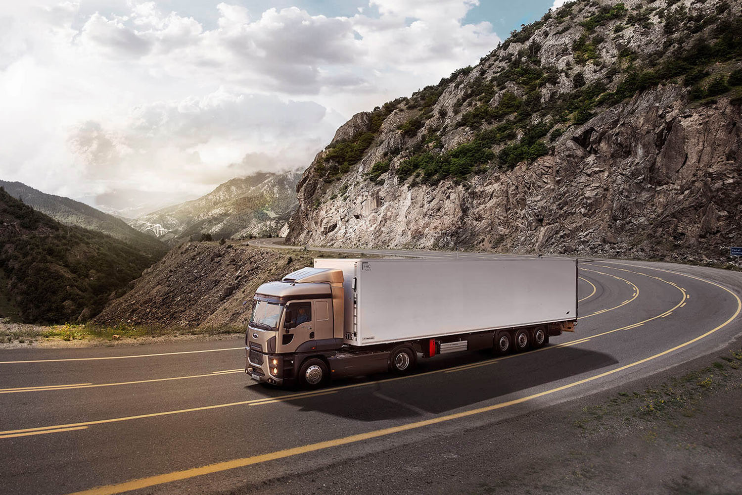 Wired vs. Wireless Backup Camera for Semi Trucks: Which Wins?